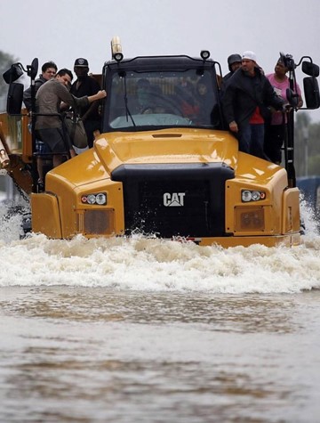 קטרפילר מסייעת בחילוץ התושבים מהוריקן הארווי