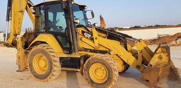 מחפרון משומש 432F2 עם 4985 שעות מנוע