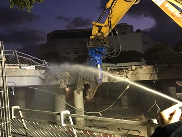 החלו העבודות להריסת כיכר דיזנגוף באמצעות המחפרים של קטרפילר