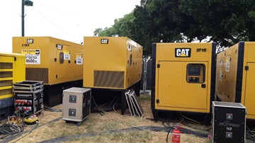 50,000 איש, עומר אדם ולמעלה מ-30 גנרטורים של קטרפילר!